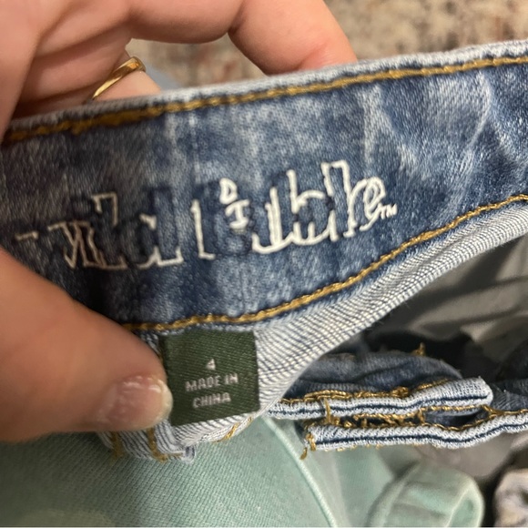 Distressed Hi Rise Mom Jeans very stretchy - Picture 4 of 4